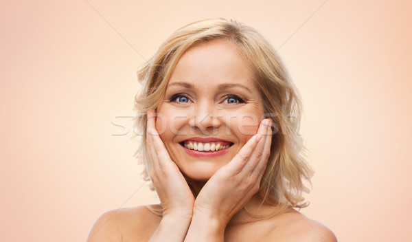 Mujer sonriente desnudo espalda tocar cara belleza Foto stock © dolgachov