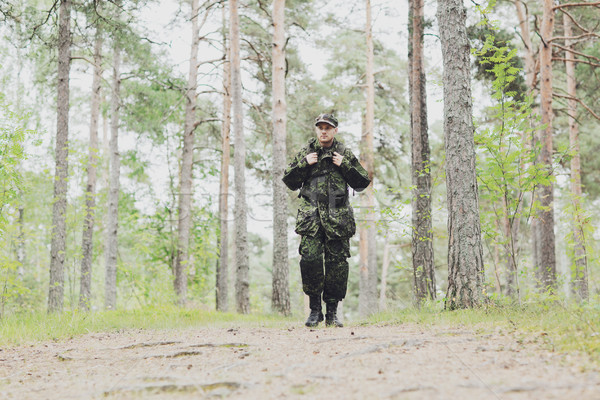 Genç asker sırt çantası orman savaş yürüyüş Stok fotoğraf © dolgachov