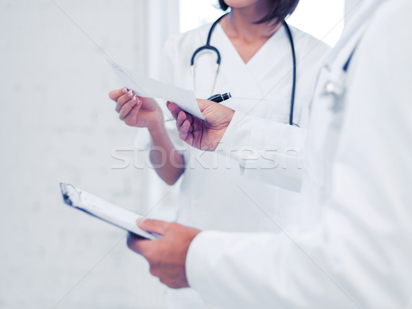 Zwei Ärzte schriftlich Verschreibung Gesundheitswesen medizinischen Stock foto © dolgachov