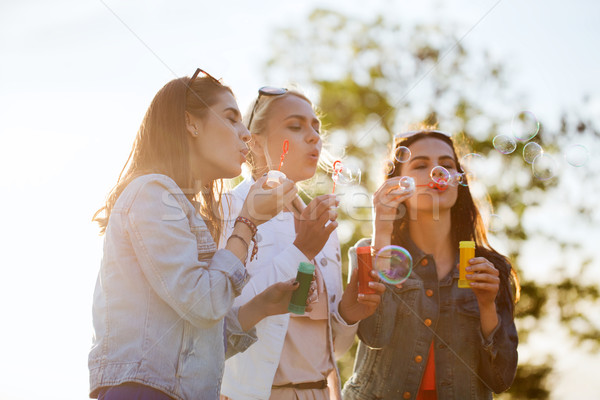 Stockfoto: Jonge · vrouwen · meisjes · buitenshuis · zomervakantie · vakantie