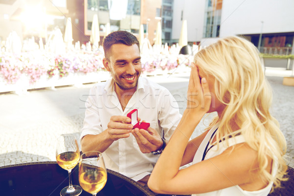 Férfi eljegyzési gyűrű készít javaslat nő szeretet Stock fotó © dolgachov