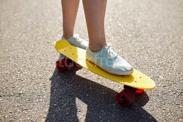женщины ног верховая езда короткий скейтборде Сток-фото © dolgachov