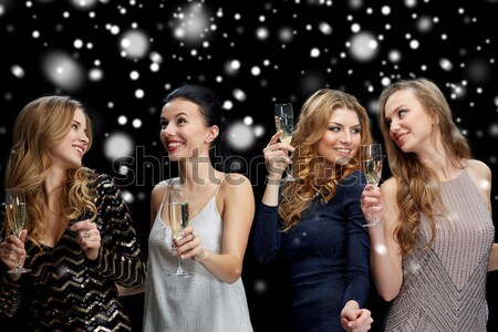 Foto stock: Feliz · las · mujeres · jóvenes · baile · club · nocturno · disco · fiesta