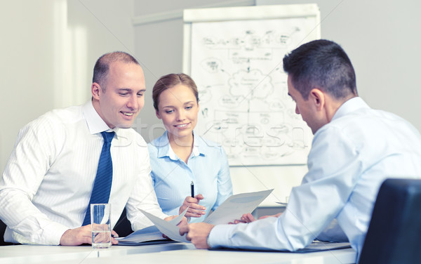 Stockfoto: Zakenlieden · papieren · vergadering · kantoor · teamwerk · glimlachend