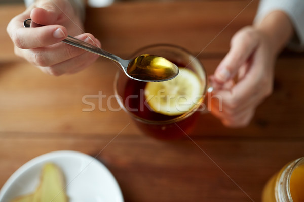 Közelkép nő méz tea citrom egészséges étel Stock fotó © dolgachov