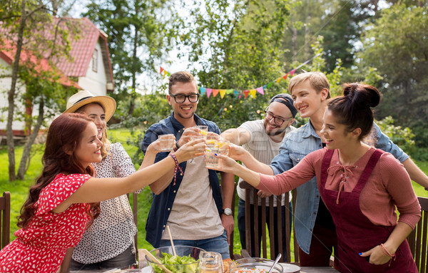 Fericit prietenii petrecere vară grădină concediu Imagine de stoc © dolgachov