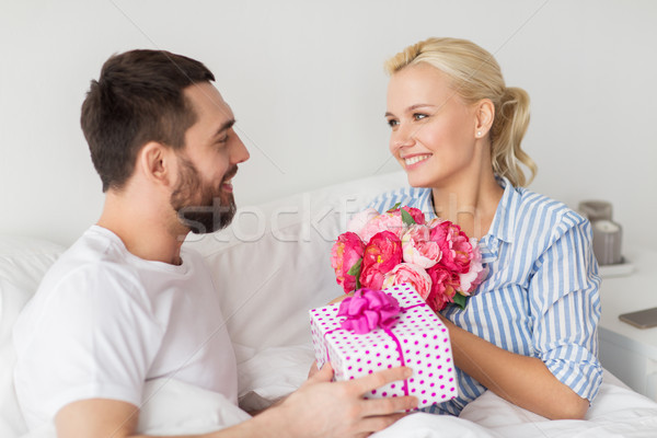 Stockfoto: Gelukkig · paar · geschenkdoos · bed · home · vakantie