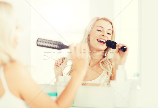Сток-фото: счастливым · женщину · пения · волос · щетка · ванную