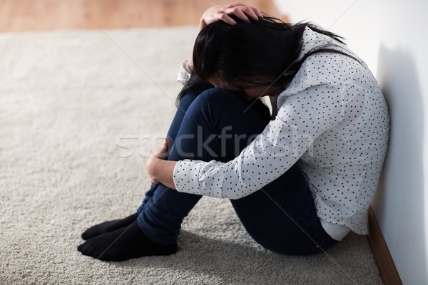 Nefericit femeie plâns podea acasă oameni Imagine de stoc © dolgachov