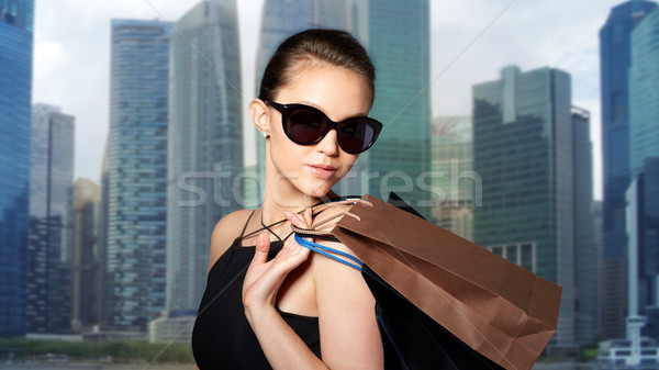 Fericit femeie negru ochelari de soare vânzare Imagine de stoc © dolgachov