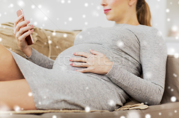 Fericit femeie gravida smartphone acasă sarcină maternitate Imagine de stoc © dolgachov