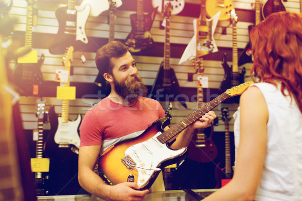 Stockfoto: Assistent · tonen · klant · gitaar · muziek · store