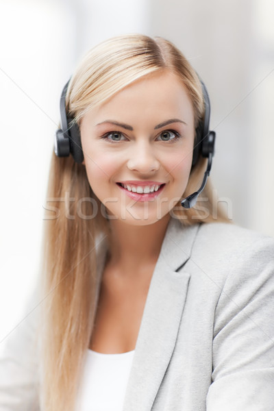 友好 女 熱線電話 操作者 圖片 頭戴耳機 商業照片 © dolgachov