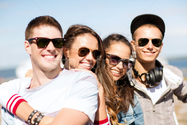 Foto stock: Grupo · adolescentes · colgante · fuera · verano · vacaciones