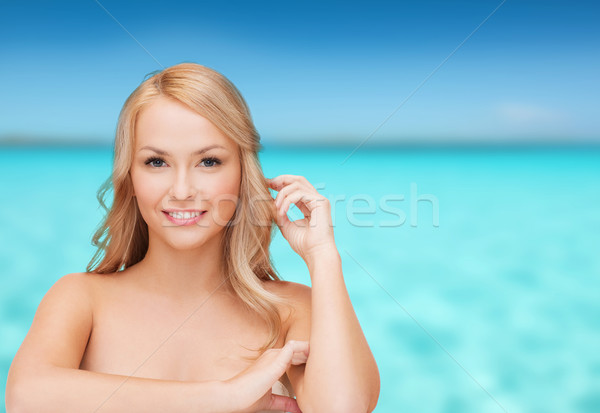 Bella donna capelli lunghi salute giocare donna spiaggia Foto d'archivio © dolgachov