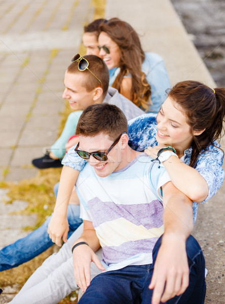 Groep glimlachend tieners opknoping uit zomer Stockfoto © dolgachov