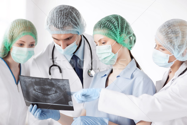 Foto stock: Jovem · grupo · médicos · olhando · raio · x · saúde