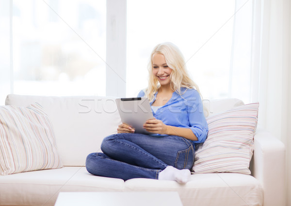Mosolygó nő táblagép számítógép otthon üzlet technológia Stock fotó © dolgachov