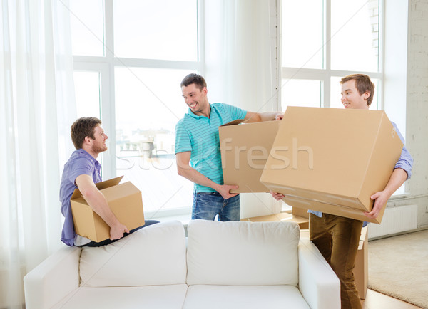 Foto stock: Sonriendo · masculina · amigos · cajas · nuevos