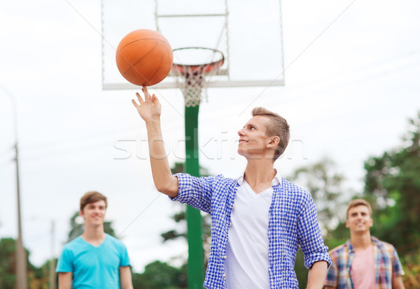 Foto stock: Grupo · sonriendo · adolescentes · jugando · baloncesto · vacaciones · de · verano