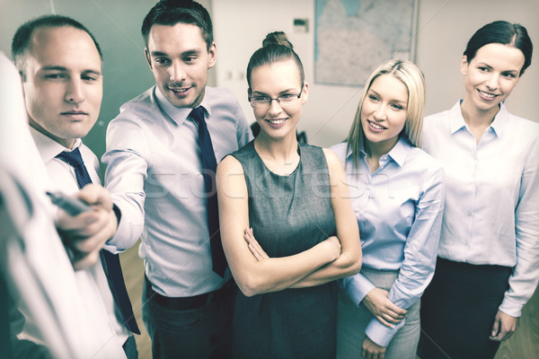 Echipa de afaceri bord discuţie afaceri birou zâmbitor Imagine de stoc © dolgachov