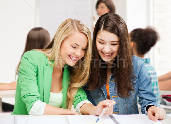 Student dziewcząt wskazując notebooka szkoły edukacji Zdjęcia stock © dolgachov