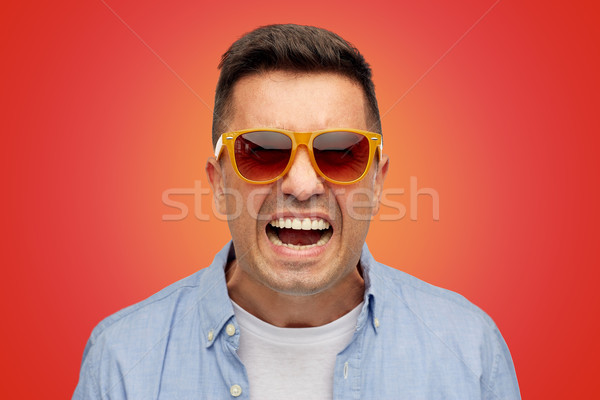 Twarz zły człowiek shirt okulary czerwony Zdjęcia stock © dolgachov