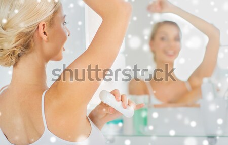 Szczęśliwy kobieta czyszczenia lustra szmata ludzi Zdjęcia stock © dolgachov