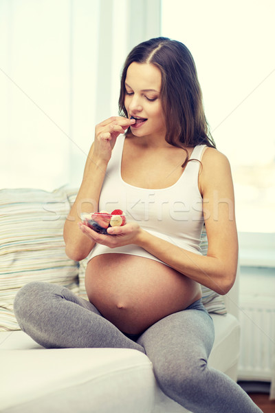 Foto stock: Feliz · mulher · grávida · alimentação · frutas · casa · gravidez