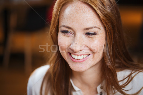 Glimlachend gelukkig jonge vrouw gezicht vrouwelijke Stockfoto © dolgachov