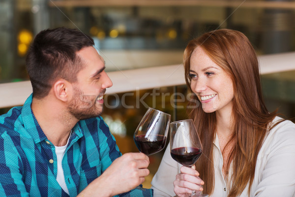 Fericit cuplu mese bea vin restaurant Imagine de stoc © dolgachov
