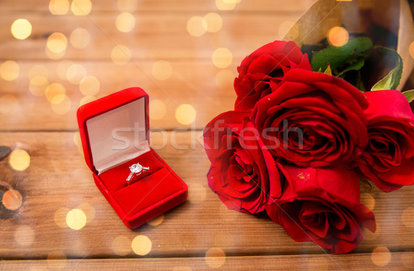 Közelkép gyémánt eljegyzési gyűrű vörös rózsák szeretet javaslat Stock fotó © dolgachov