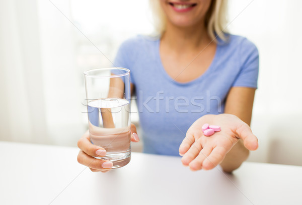Stockfoto: Vrouw · handen · pillen · water · gezond · eten