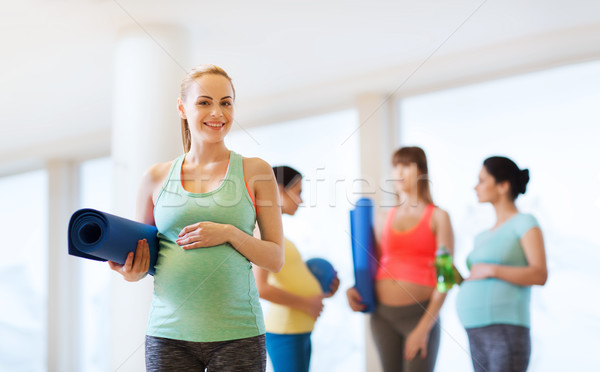 Heureux femme enceinte gymnase grossesse sport fitness [[stock_photo]] © dolgachov