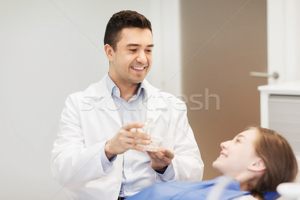 快樂 牙科醫生 顯示 顎 佈局 病人 商業照片 © dolgachov