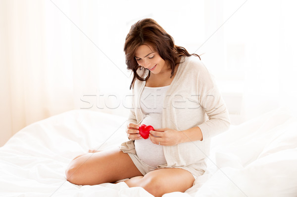Сток-фото: счастливым · беременная · женщина · красный · сердце · кровать · домой