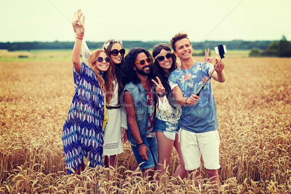 Hippie prietenii smartphone lipi natură vară Imagine de stoc © dolgachov