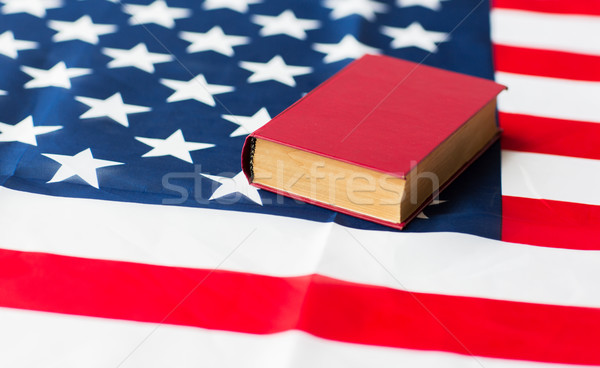 Foto stock: Bandeira · americana · livro · dia · direitos · civis · cultural