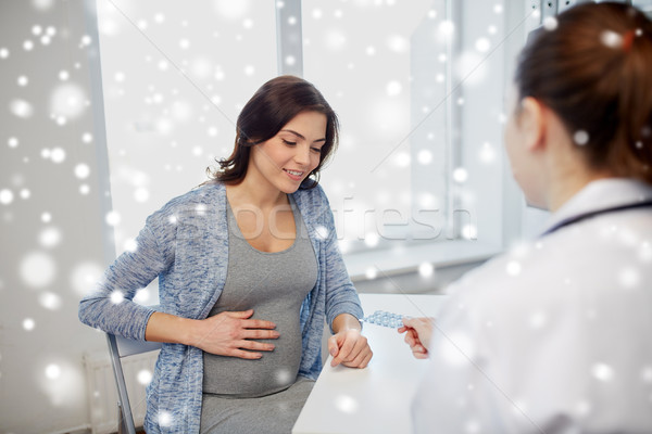 Ginekolog lekarza kobieta w ciąży szpitala ciąży zimą Zdjęcia stock © dolgachov