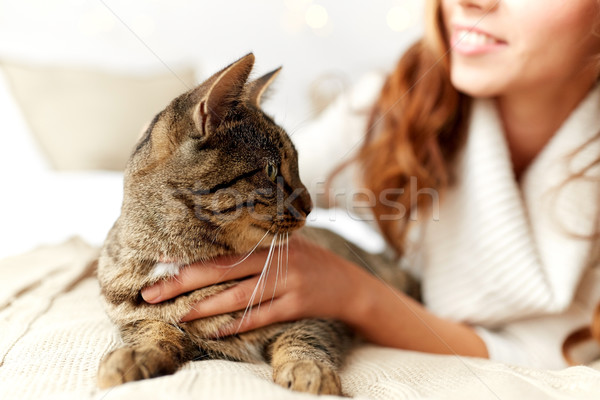 Foto stock: Feliz · mulher · jovem · gato · cama · casa · animais · de · estimação