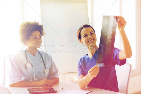 Сток-фото: счастливым · женщины · врачи · Xray · изображение · больницу
