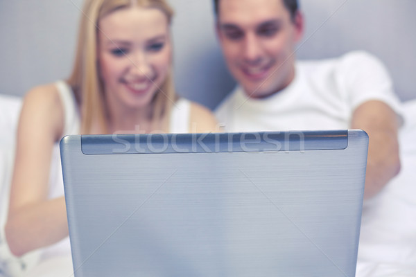 [[stock_photo]]: Souriant · couple · lit · ordinateur · portable · personnes · technologie