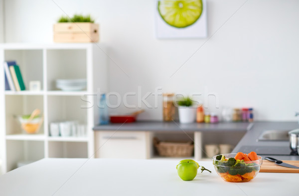 Moderno home interno cucina alimentare tavola Foto d'archivio © dolgachov