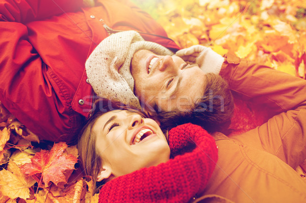 Sonriendo Pareja hojas de otoño amor relación Foto stock © dolgachov