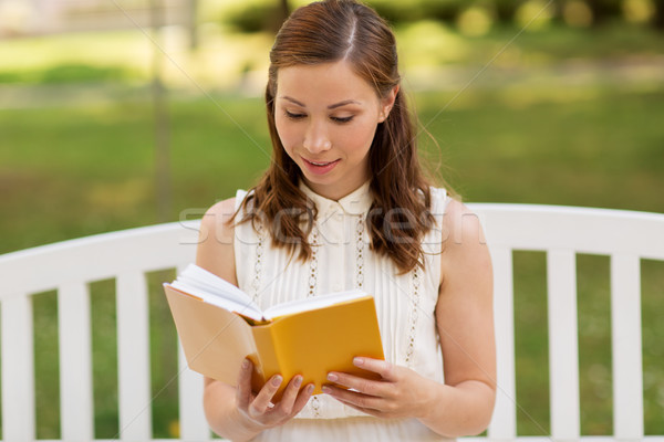Stockfoto: Glimlachend · jonge · vrouw · lezing · boek · zomer · park