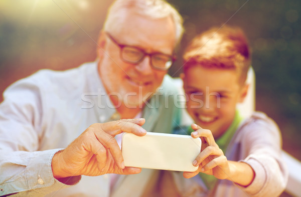 Oude man jongen smartphone familie generatie Stockfoto © dolgachov