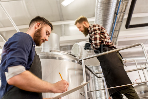 Bărbaţi lucru fabrica de bere bere plantă oameni de afaceri Imagine de stoc © dolgachov