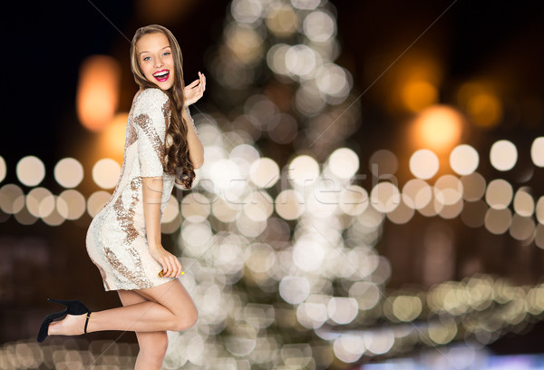 Feliz mujer posando árbol de navidad luces vacaciones Foto stock © dolgachov