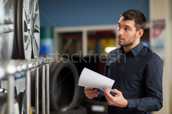 Autó üzlet tulajdonos kerék autó szolgáltatás Stock fotó © dolgachov