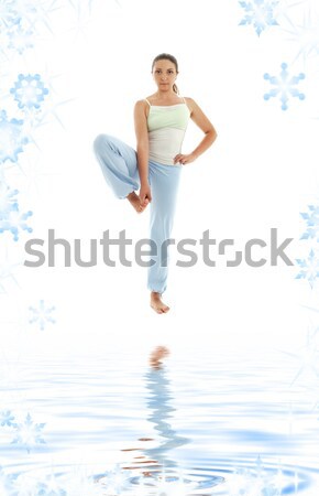 Yoga permanente wit zand meisje oefenen vrouw Stockfoto © dolgachov